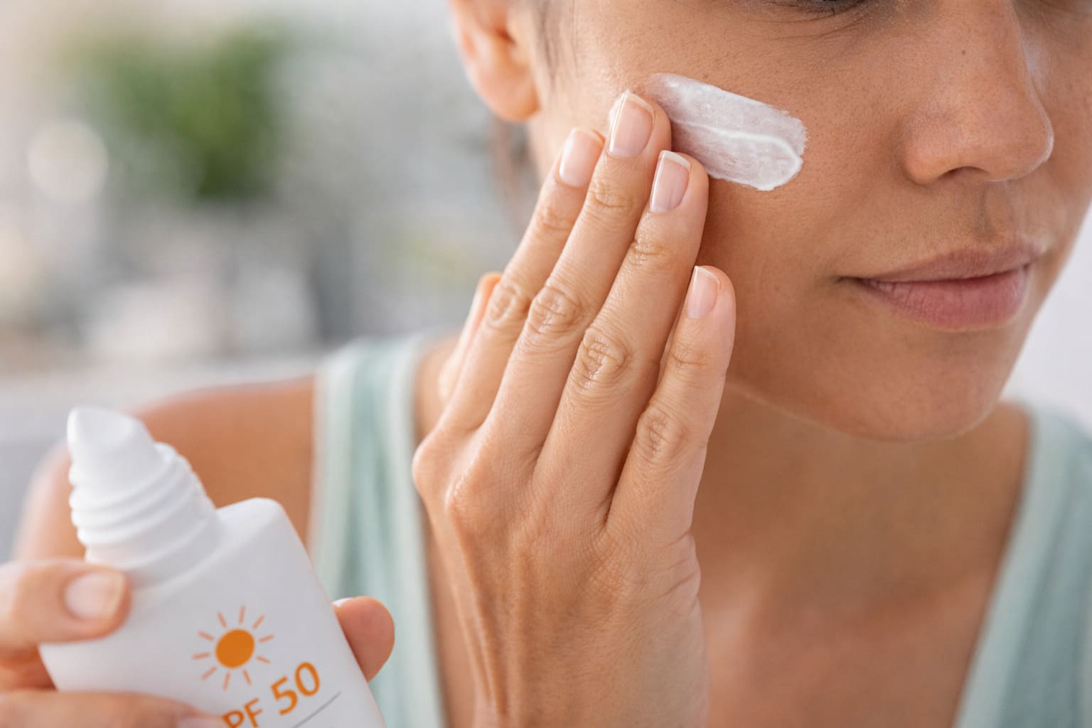 Aplicación de protector solar facial en piel grasa con textura ligera